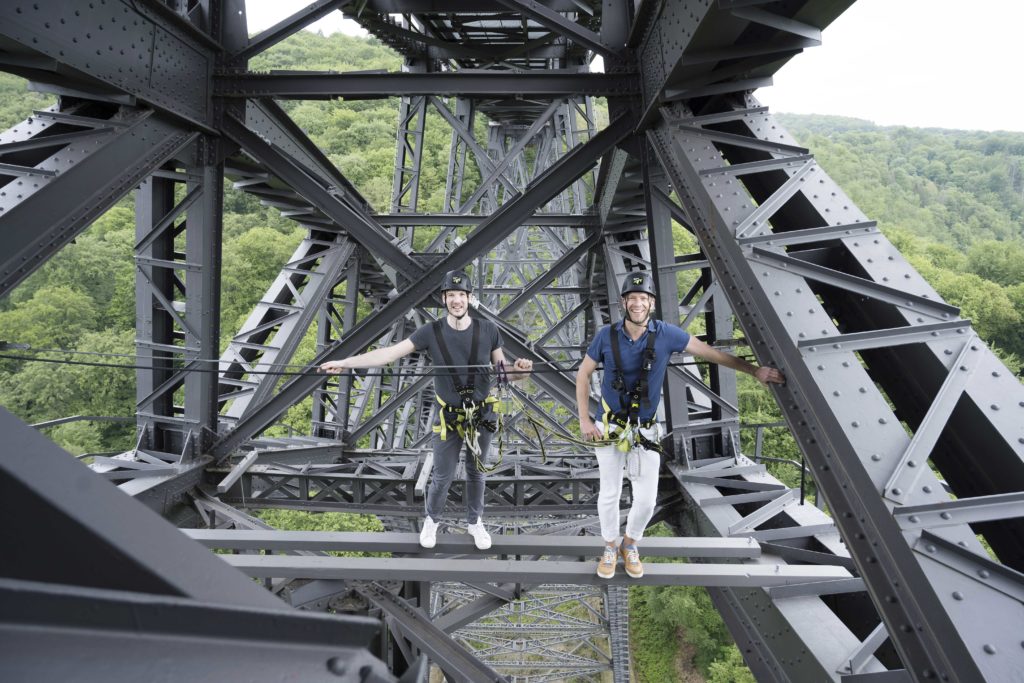 Gottfried Engendahl (li.) und Søren Walla auf der Müngstener Brücke