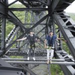 Gottfried Engendahl (li.) und Søren Walla auf der Müngstener Brücke