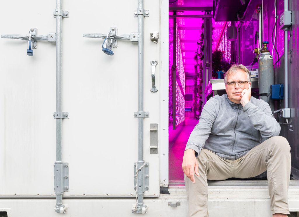 Unternehmer Jörg Heynkes vor seinem Vertical Farming Container auf Gut Einern