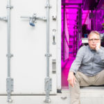 Unternehmer Jörg Heynkes vor seinem Vertical Farming Container auf Gut Einern