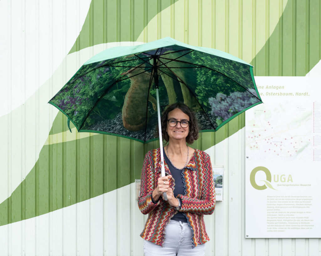 Antonia Dinnebier vor dem QUGA-Bauwagen am Mirker Bahnhof Wuppertal