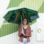 Antonia Dinnebier vor dem QUGA-Bauwagen am Mirker Bahnhof Wuppertal