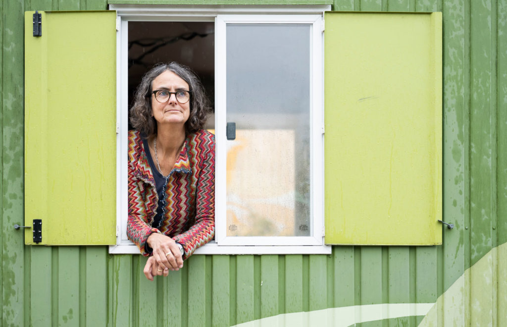 Antonia Dinnebier guckt aus dem Fenster des QUGA Bauwagens am Mirker Bahnhof